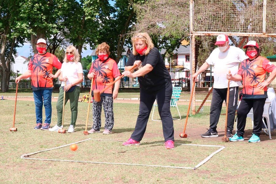Adultos mayores practican golf croquet en el parque Quiros