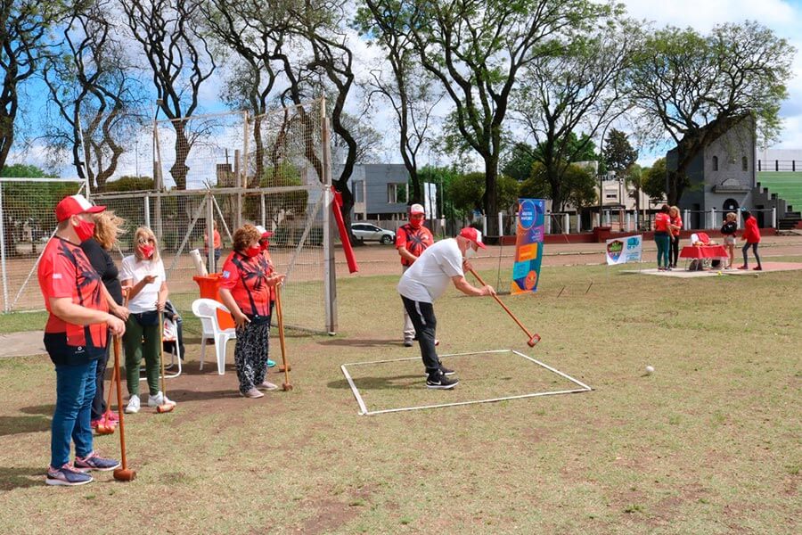 Adultos mayores practican golf croquet en el parque Quiros