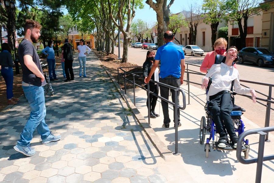 Personas con discapacidad aprobaron las rampas construidas