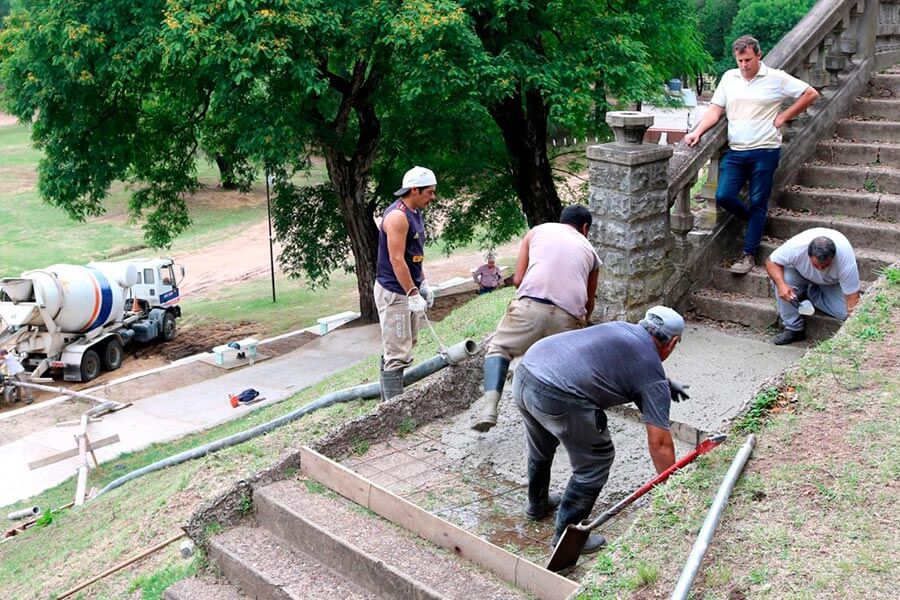 Se continua con la reconstruccion de veredas en el Parque Quiros