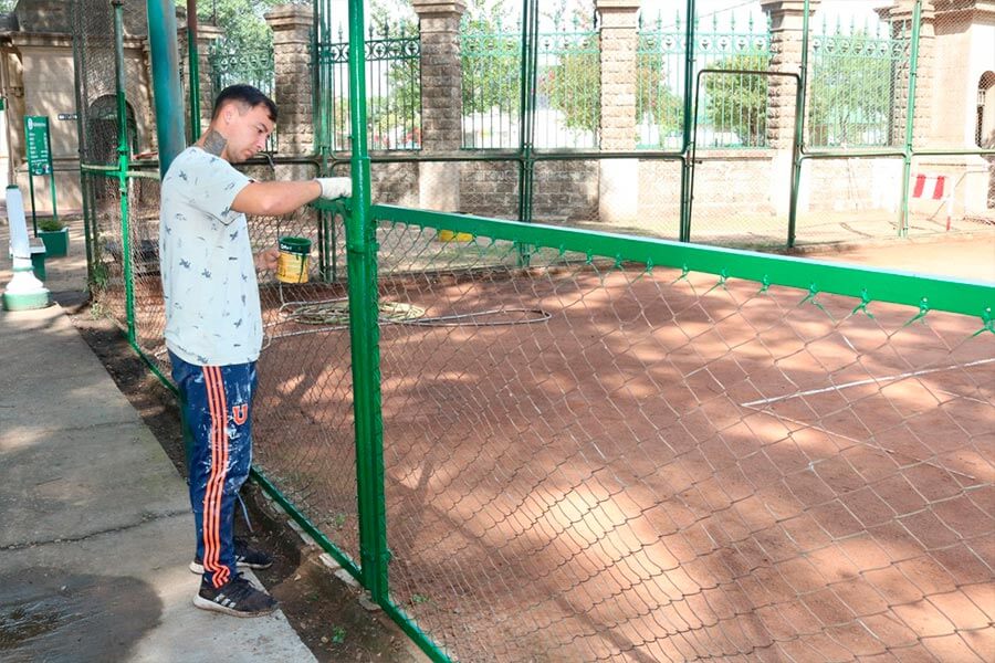Mejoras en la cancha de tenis del Parque Quirós