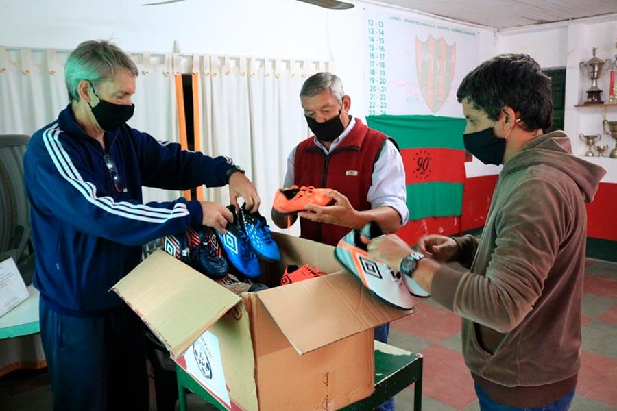 Se entregaron donaciones de botines a instituciones deportivas
