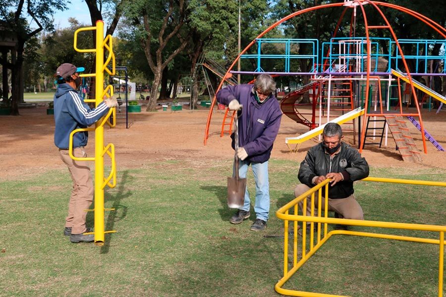 Se colocan nuevos juegos infantiles en el Parque Quirós