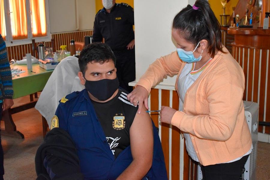 Se vacuna con la segunda dosis para Covid-19 a funcionarios policiales y a Bomberos Voluntarios