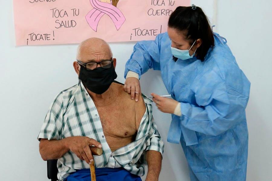Se vacuna contra la gripe y contra el Covid-19 en Colón