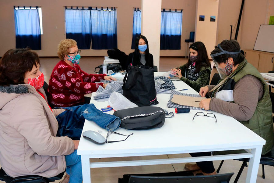 Un grupo de mujeres aprende costura básica en un taller municipal