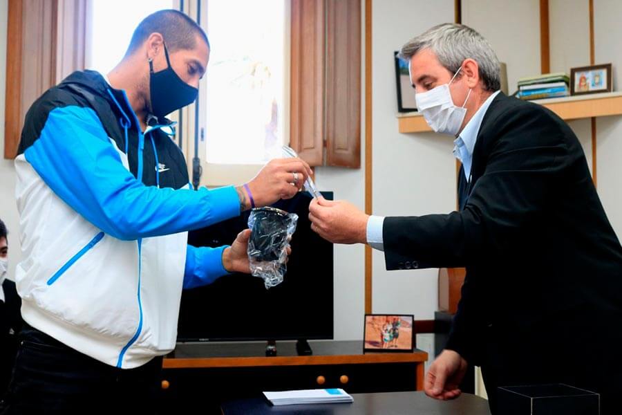El futbolista de River Jonatan Maidana fue recibido por el Intendente de Colón