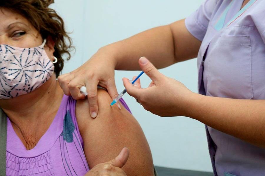La Municipalidad de Colón acordó con el Hospital vacunar a docentes