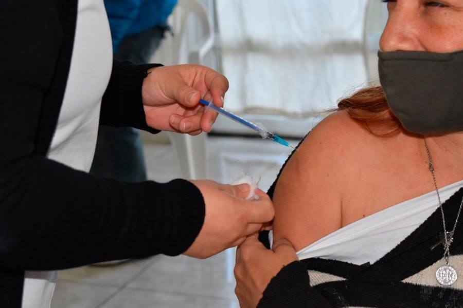Comenzó la vacunación a docentes y no docentes en el CIC de El Ombú