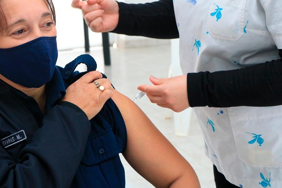 El viernes seguirá la vacunación a personal educativo de Colón en el CIC de El Ombú