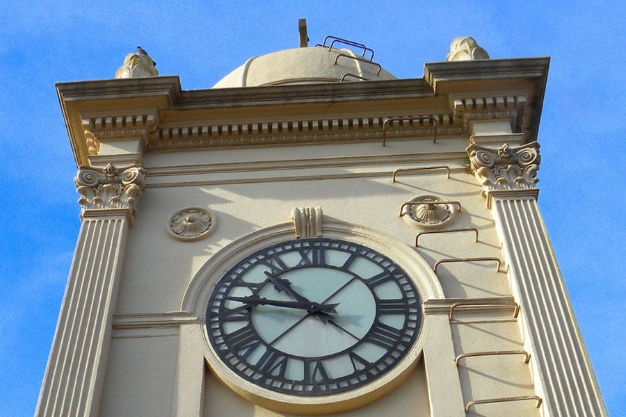 Cumplió 90 años el reloj público de Colón en la torre de la Parroquia