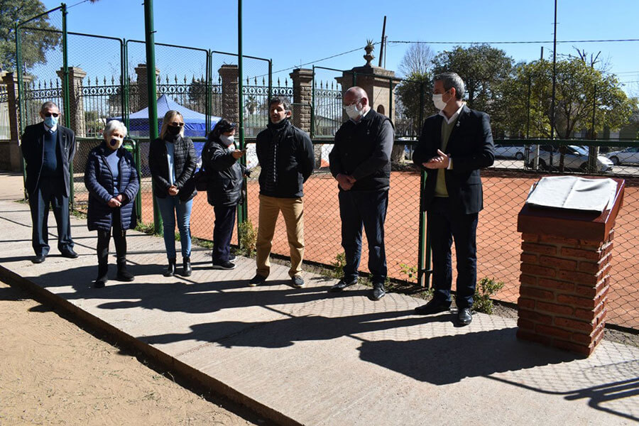 La cancha de tenis municipal de Colón lleva el nombre “Dr. Carlos Silvera”