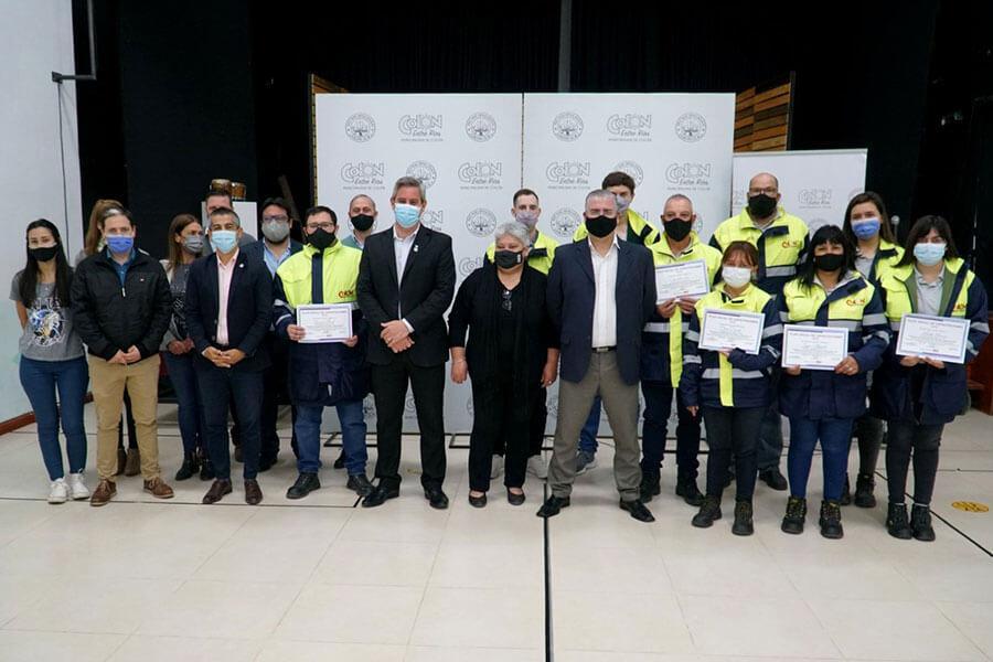 Se entregaron certificados a trabajadores municipales que se capacitaron en seguridad vial y en archivo