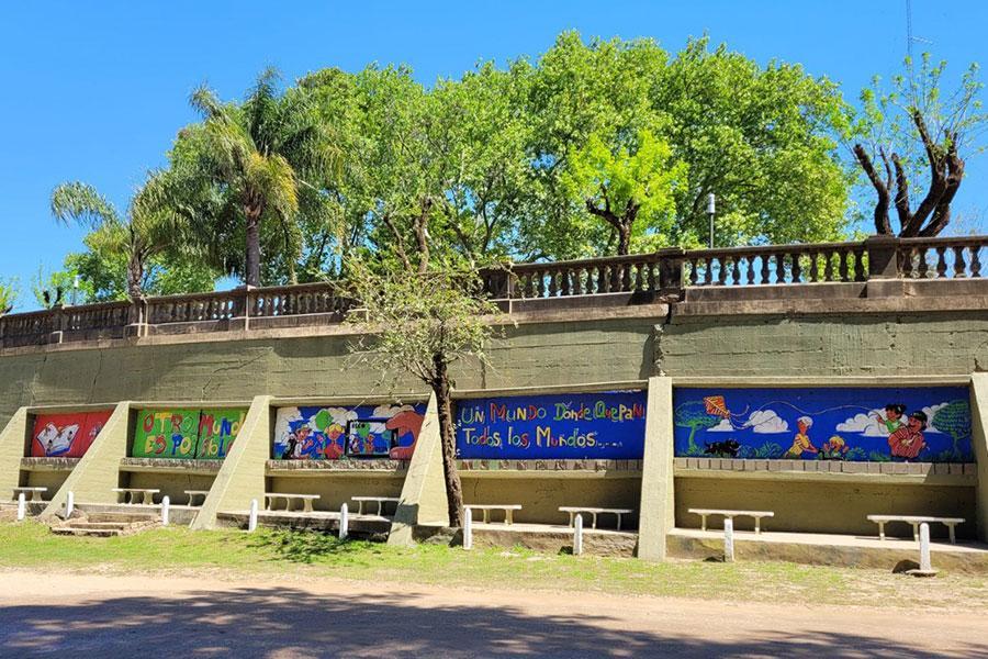 Un mural en el bajo parque Quirós resalta los derechos de la infancia