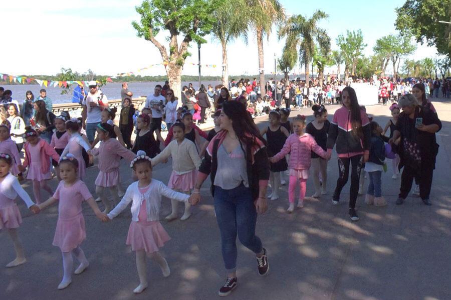 Se llevó a cabo un colorido desfile primaveral en la costanera de Colón
