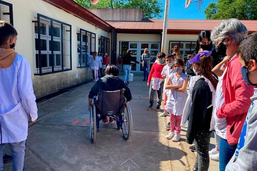 Se visitan escuelas de Colón con un taller sobre inclusión
