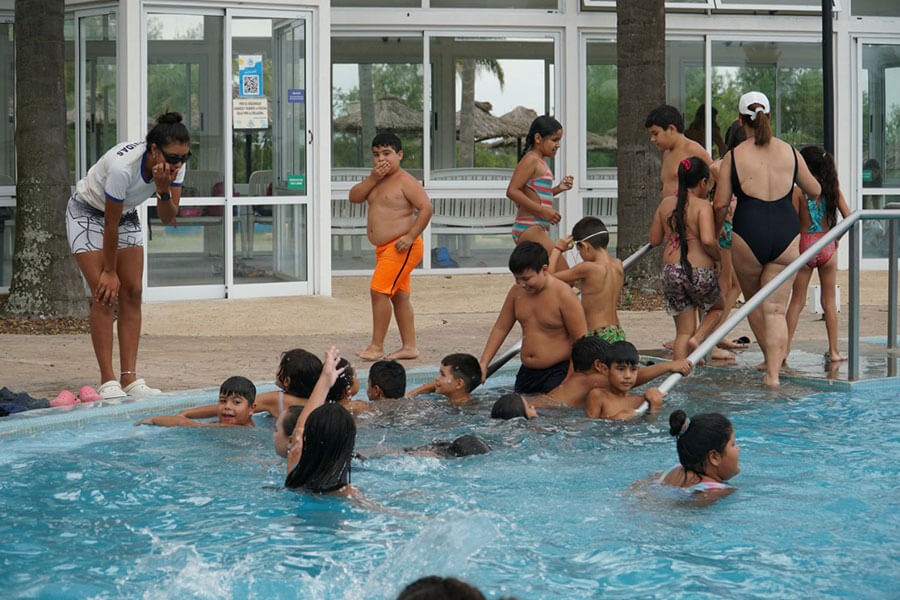 Cientos de niñas y niños de Colón disfrutan de la colonia de vacaciones municipal