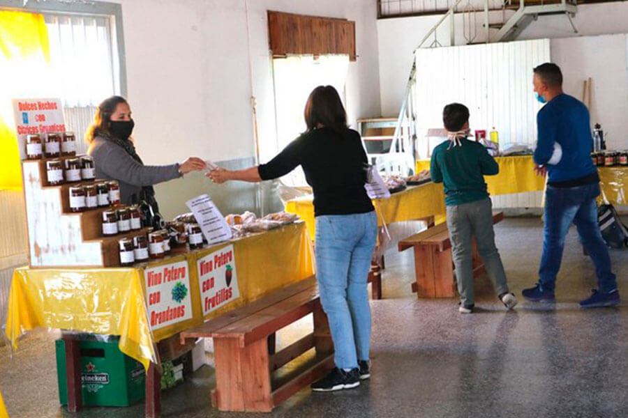 Productores locales ofrecen sus mercaderías en dos puntos de la Ciudad de Colón