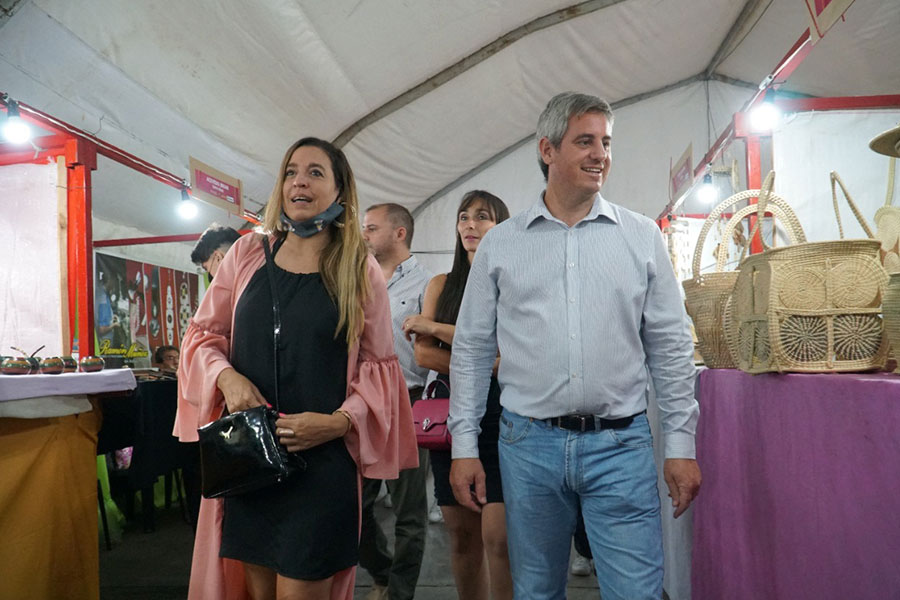 La directora de Fiestas y Eventos de la nación visitó la fiesta de la Artesanía