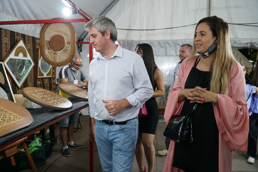 La directora de Fiestas y Eventos de la nación visitó la fiesta de la Artesanía