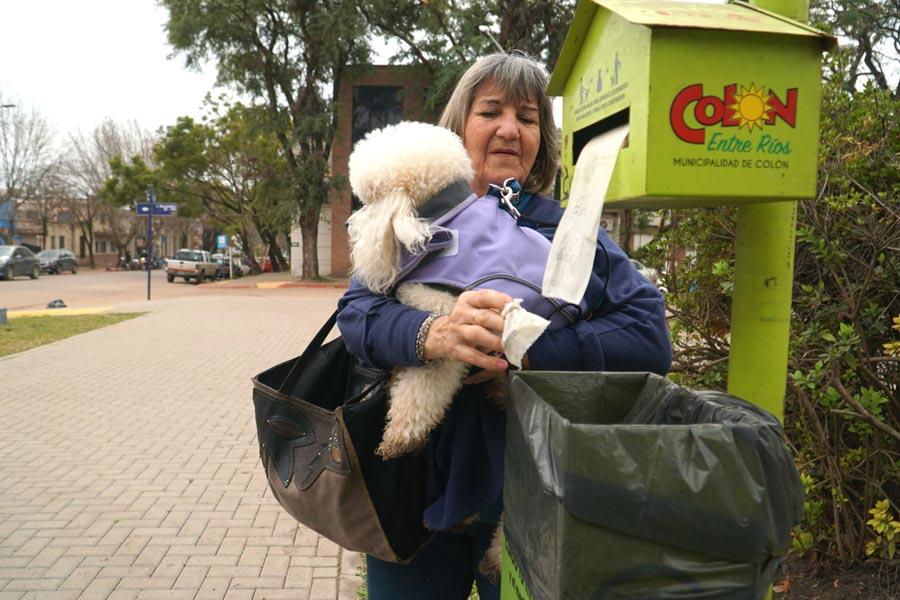 Fueron colocados cestos de residuos para animales en distintos puntos de Colón