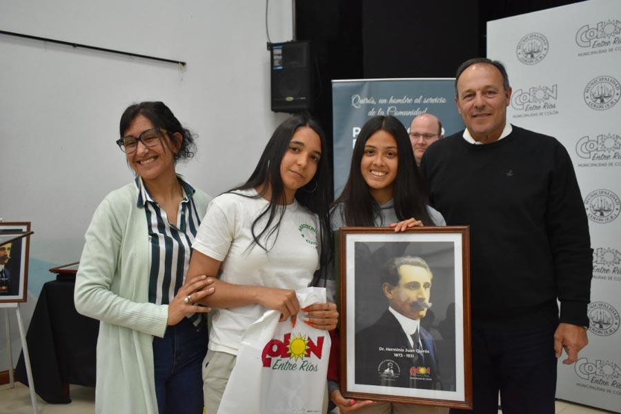 Retratos del Dr. Herminio Quirós fueron obsequiados a las Escuelas