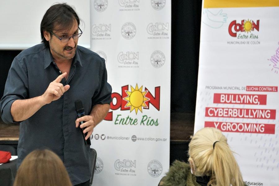 Se desarrolló la tercera charla contra el Bullying, Cyberbullying y Grooming en Colón