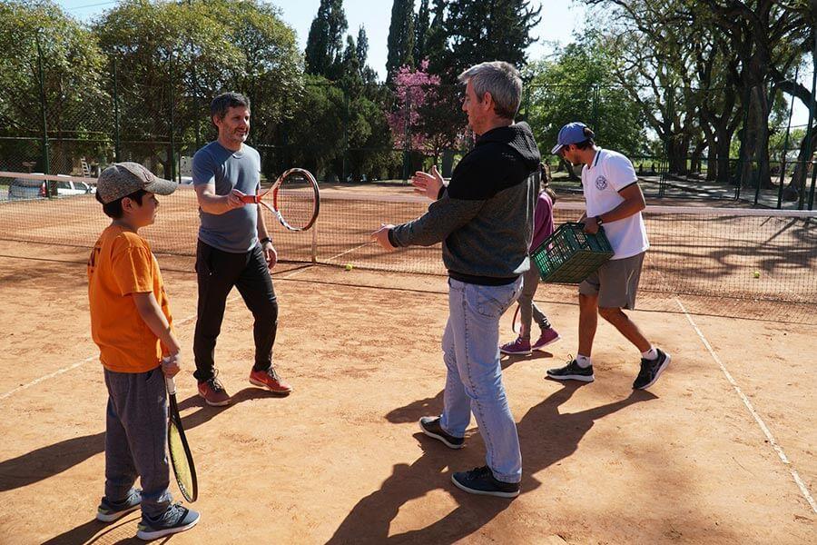 Escuelita municipal de tenis en la cancha Carlos Silvera