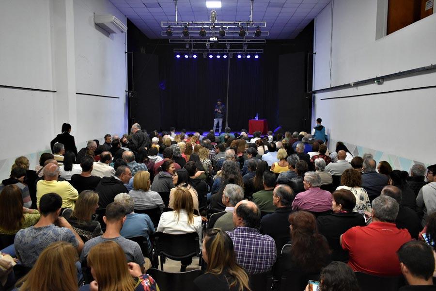 El humorista Cacho Garay se presentó a sala llena en Colón