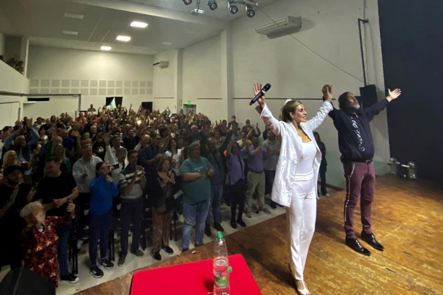 El humorista Cacho Garay se presentó a sala llena en Colón