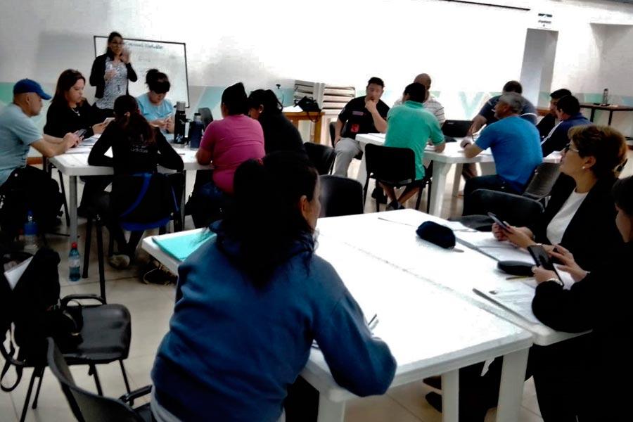 Empleados municipales de Colón participan de un programa educativo para terminar el secundario