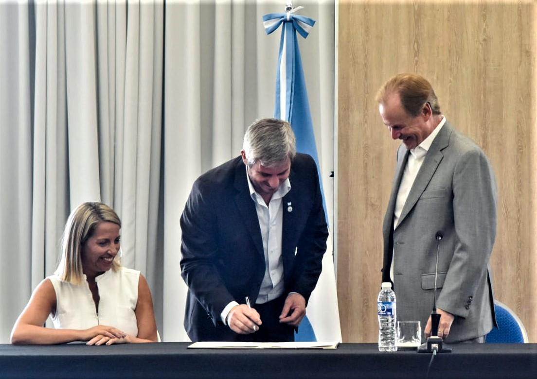 José Luis Walser firmó en Paraná convenio para asfaltado de Ferrari y para la construcción de un playón deportivo
