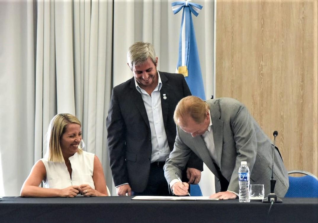 JOSE-LUIS-WALSER-GUSTAVO-BORDET-firma-convenios-reunion-en-Parana-30-1-2023-4