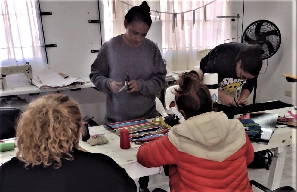 Casi 30 mujeres aprenden costura en talleres organizados por la comuna