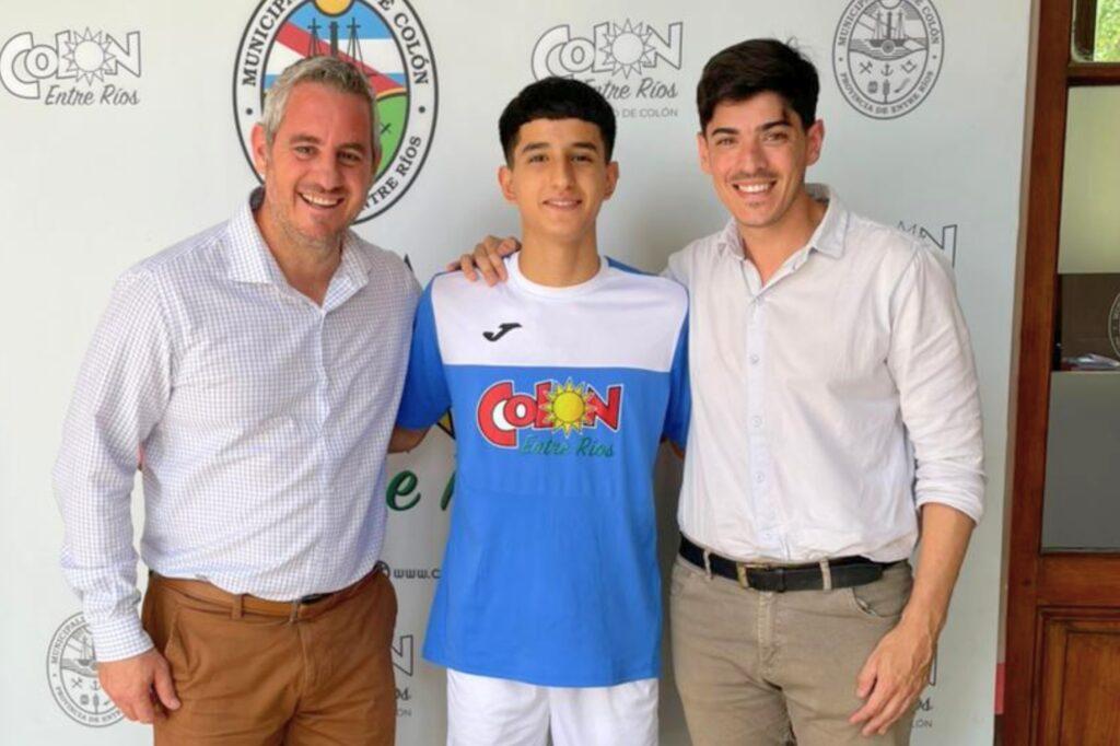 Román Silva, joven talento colonense, fue recibido por el Intendente y entrenará en España durante 2026