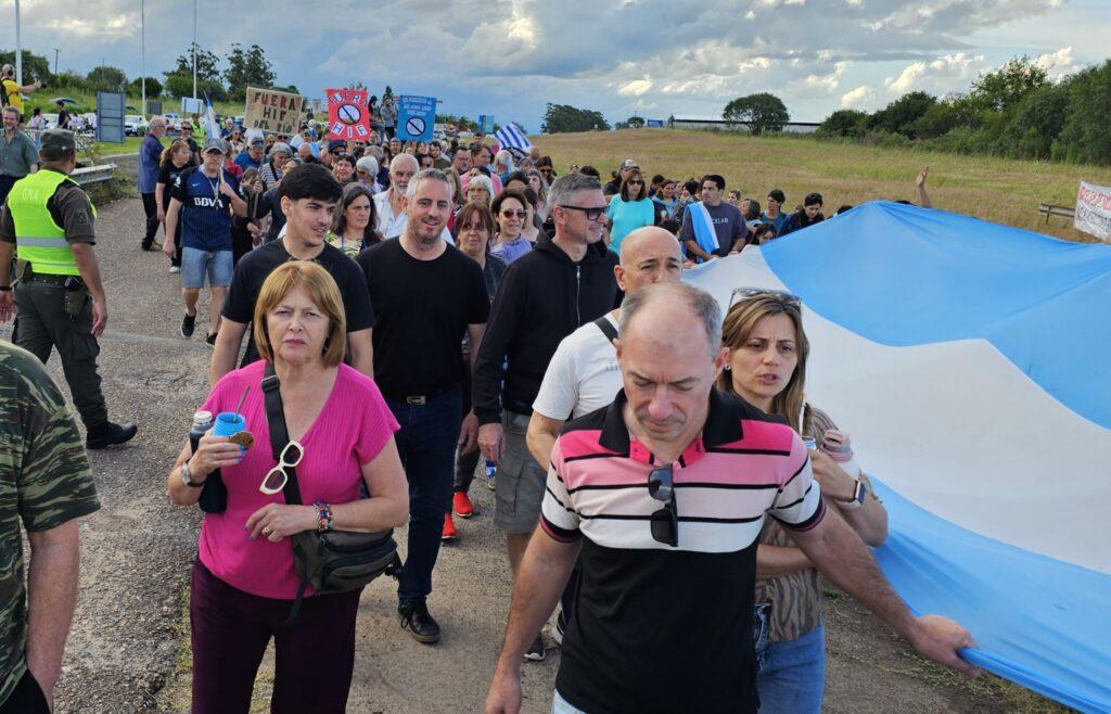 Colón marchó hacia el Puente Internacional pidiendo la no instalación de HIF Global en Paysandú