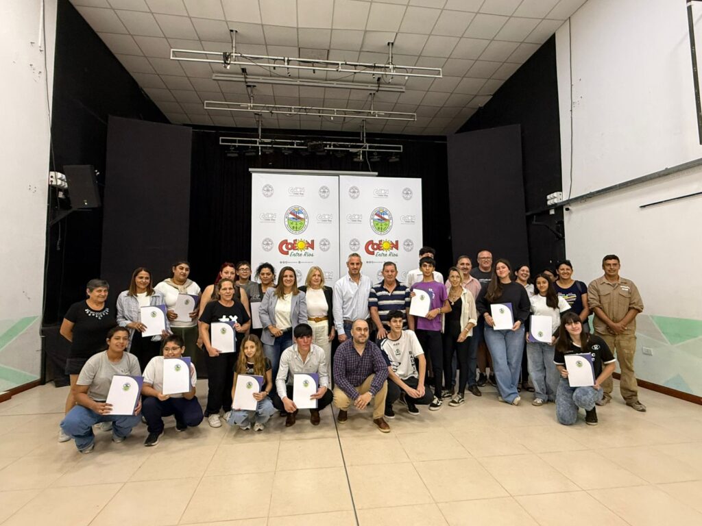 Colón invierte en el desarrollo deportivo: se entregaron becas a jóvenes de la ciudad