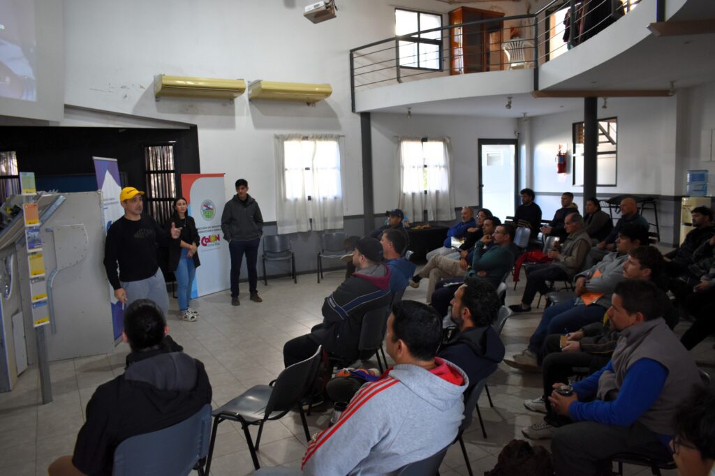 Más de 30 vecinos comenzaron a capacitarse en construcción en seco en Colón
